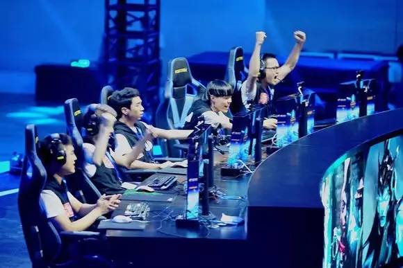 Hope下路组谈失利：对线细节处理的不好，下路前期碰撞也没有打过